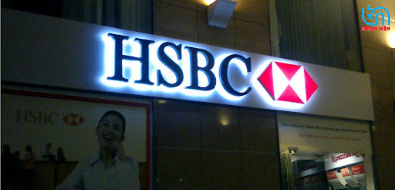 Bảng hiệu ngân hàng HSBC lung linh về đêm